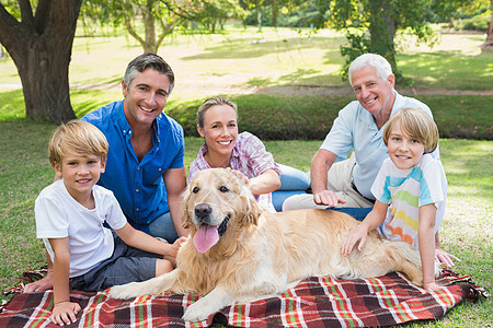 幸福的一家人带着狗笑着对着摄影机微笑晴天头发父亲母亲农村感情家庭金发女士男生图片