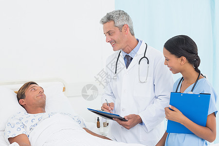 医生向病人解释报告的医生滚动卫生职业平板病房男性制服保健触摸屏电脑图片