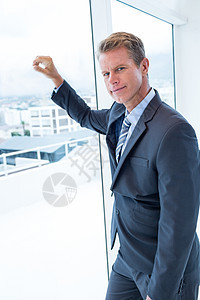 商务人士向外看窗外人士窗户思维商业套装夹克办公室职场男性商务图片