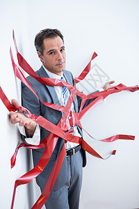 商务人士被繁琐的手续困住边界商业官僚公司磁带挑战套装商务男人红色图片
