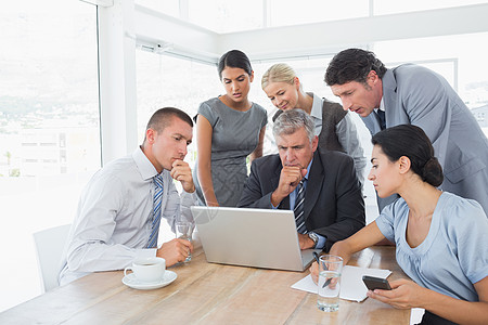 集中处理膝上型电脑的商业团队合作女性办公室技术会议行政人员专注职场生意人桌子图片