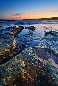 平静的岩石海景反射水坑地平线日落水池悬崖石头支撑天气海洋图片