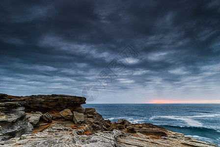 与岩石相伴的暮光海景天气支撑石头海滩水坑日落海洋悬崖水池海岸图片
