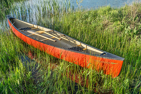 带木桨的红独木舟图片