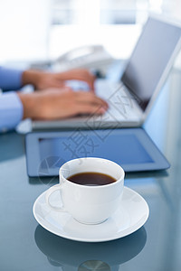 商务人士使用笔记本电脑平板药片商业商务杯子男性桌子公司职业热饮图片