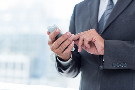 商务人士使用他的智能手机夹克办公室领带沟通套装商务电话公司屏幕人士图片
