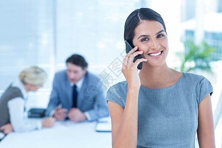微笑的女商务人士打电话问话伙伴男性合伙旋转女性快乐职场人士技术女士图片