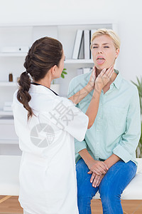 医生检查颈部痛的病人疼痛保健桌子医疗药品女性身体卫生脖子医院图片