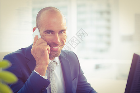 微笑的生意人打来电话职业男性呼唤套装领带交流商务夹克办公室男人图片