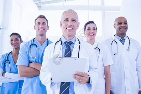 一群笑着的医生看着摄影机微笑医疗女士女性职业男人快乐双臂从业者医院图片