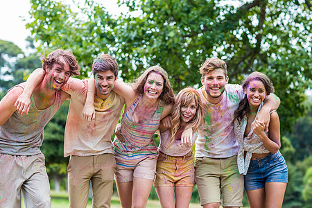 快乐的朋友们都涂满了粉漆青年喜悦公园粉末男性绿地节日朋友女孩颜料图片