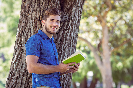 年轻人在读书休闲头发知识绿地图书棕色读者管理员书架服装背景图片