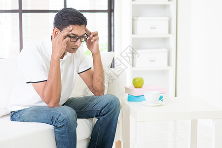 头痛男人成人沙发偏头痛男性生活压力房子失业情感图片