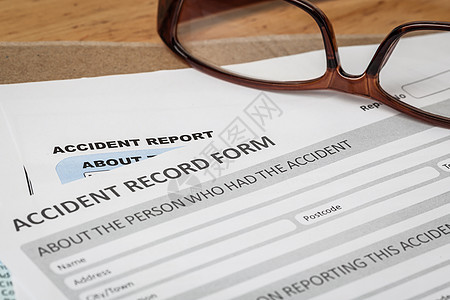 棕色信封和眼镜上的意外事故报告申请表安全金融卫生政策疾病危机生活文档保健碰撞图片