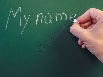 在绿色黑板上写字的人名字框架班级学习写作教育木板学校男性绘画图片