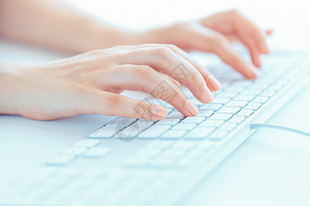 女性办公室女职员在键盘打字秘书生意人公司数据技术职场白领按钮工人电脑图片