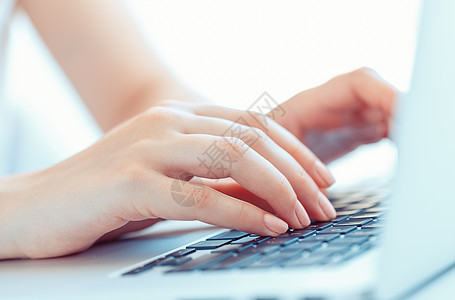 女性办公室女职员在键盘打字工作经理电子产品数据手指技术按钮公司外设编程图片