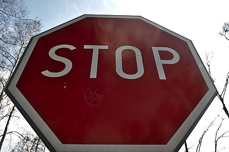 停止对天的标志注意力速度运输信号白色指示牌警告天空街道危险图片