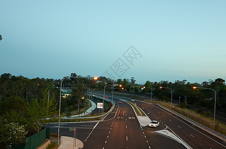 黄昏时驾驶的汽车车辆运输天空速度路线沥青道路标记大灯街道图片