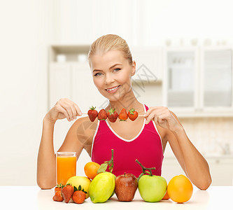 带着有机食品的微笑着的年轻女士橙子生态女孩身体运动员数字玻璃女性饮食福利图片