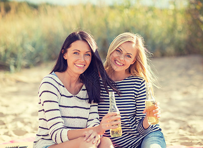 在沙滩上喝酒的女孩旅行喜悦饮料闺蜜庆典乐趣团体青少年啤酒女性图片