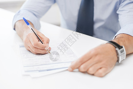签署合同的男子律师保险抵押教授秘书工作考试人士员工银行业图片