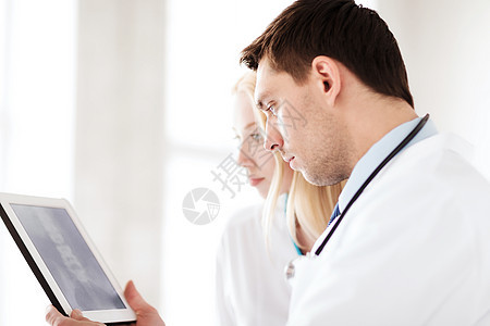 两名医生检查平板电脑上的X光片学家技术外科射线癌症教育药品x光照相骨干图片