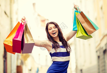 漂亮的女人 在Ctyy的购物袋顾客享受开支购物者消费者购物狂女士零售游客裙子图片