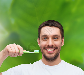 带着牙刷微笑的年轻人男性刷子生态工具擦洗塑料风俗保健胡须生物图片