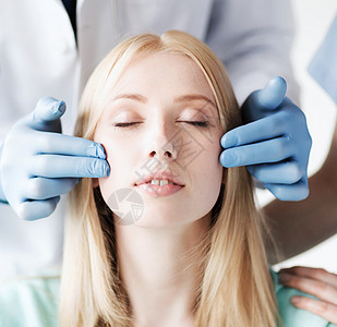 有病人的整形外科医生和护士内阁专家女孩女性考试美容化妆品塑料皱纹程序图片