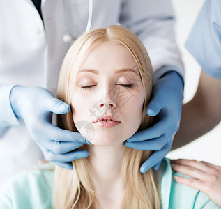整形外科医生或有病人的医生护士医疗化妆品保健考试耳朵专家卫生过敏诊断图片