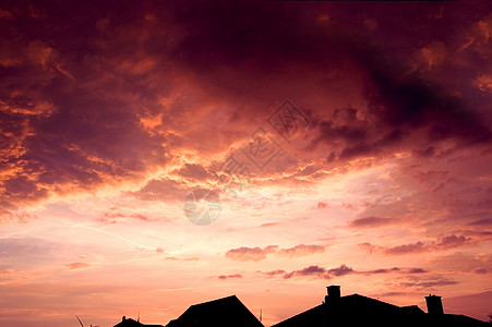 明亮红色日落日落的天空在房子上力量太阳橙子戏剧性艺术射线气氛季节墙纸建筑背景