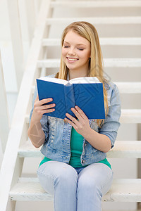 微笑着的少女读书楼梯叶子休息文学青少年学校智慧阅读小说测试图片
