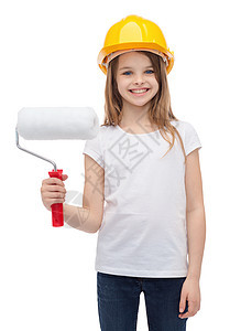 戴着头戴头盔的笑着小女孩装修工匠青春期绘画刷子职业安全帽乐器承包商工人图片