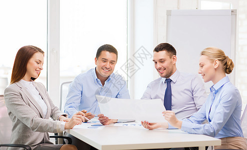 具有微笑的商务团队在办公室中进行讨论头脑企业家风暴人士男人会议同事简报战略团体图片