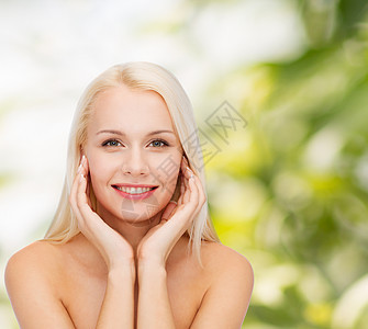 美丽的女人的脸部触摸着她的皮肤护理化妆品女性保湿金发女郎容貌福利清洁治疗微笑图片