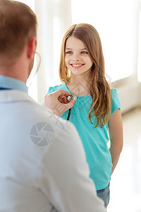 男医生 有听儿童说话的听听诊器卫生孩子有氧运动微笑情况疾病女孩诊断男性检查图片