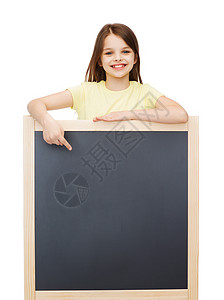 快乐的小女孩用手指对黑板青春期班级广告牌科学孩子知识教育学习学校广告图片