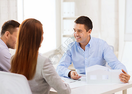 一对夫妇在办公室看房子的模范投资抵押项目咨询药片买家贷款代理人客户蓝图图片