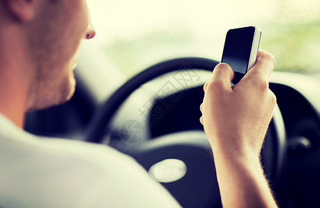 驾驶汽车时使用电话的人定位技术专注手机导航全球微笑城市系统男性图片