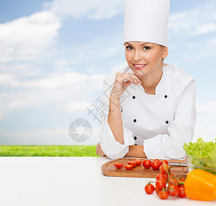 带蔬菜 微笑的女厨师桌子食物木板快乐厨房美食职业女性帽子成人图片
