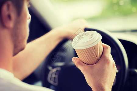咖啡拉花男人在开车时喝咖啡咖啡驾驶司机专注杯子男性工作活力运输旅行背景