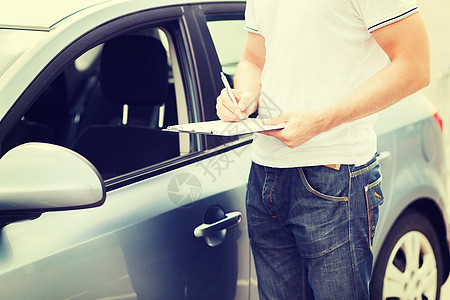 持有汽车证件的男子车辆协议贷款运输男性推销员文档测试保险人士图片
