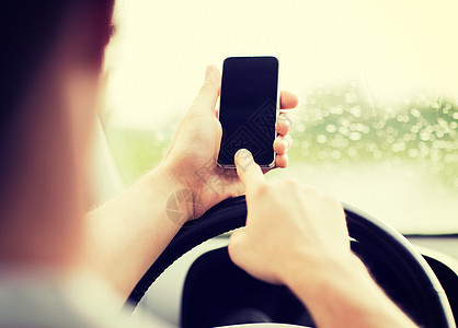 驾驶汽车时使用电话的人全球专注手机事故运输交通系统城市车辆细胞图片