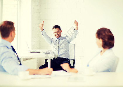 快乐的商务人士在办公室露出拇指成功人员胜利会议男人团队庆典团体合作商务图片