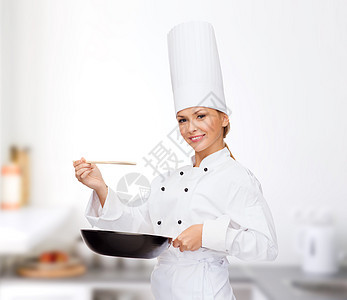 用锅和勺子装着微笑的女厨师餐厅职业房间样本工作厨具厨房女士管理人员平底锅图片