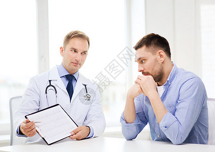 拥有医生剪贴板和住院病人的医生心脏病咨询男人疾病考试诊断药品情况男性医院图片