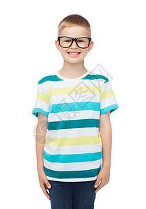 戴着眼镜笑着的小男孩教育快乐孩子童年学生学者享受控制框架幸福图片