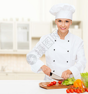 笑着的女厨师切菜餐厅房间女士蔬菜快乐工作女性厨房美食木板图片