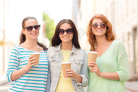 咖啡拉花带着在街上微笑的少女色调快乐假期拉丁女性女孩们幸福团体咖啡学生背景